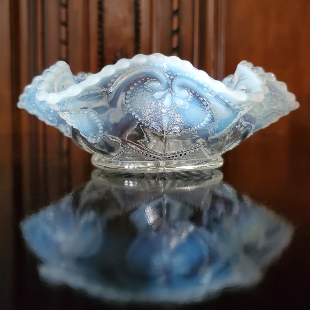 Dugan Antique Early 1900’s Iridescent/Frosted Rare Blue Glass🥣w/Beautiful Border - Picture 11 of 15